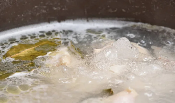 Průhledný a tučný vývar se vaří a vaří v pánvi. Detailní záběr — Stock fotografie