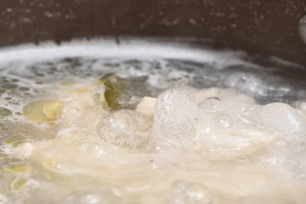 Průhledný a tučný vývar se vaří a vaří v pánvi. Detailní záběr — Stock fotografie