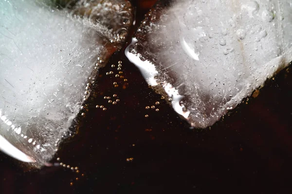 Gelo bonito e refrescante em uma bebida vermelha, macrofotografia. Close-up — Fotografia de Stock