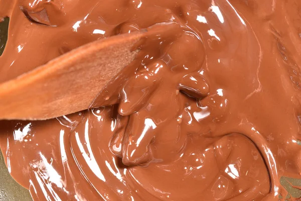 Процесс нагрева шоколада так, чтобы он расплавился. Растаявший шоколад. Крупный план — стоковое фото