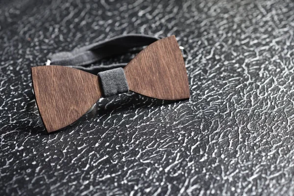 Elegante pajarita de madera marrón para hombre con tela gris sobre una superficie rugosa de hierro. Accesorio para hombres brutales — Foto de Stock