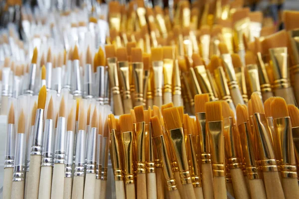 Many brushes for painting in the art store on the shelf. Close-u — Stock Photo, Image