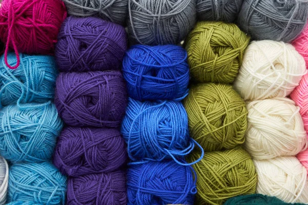 Threads for knitting different colors on the shelf in the store. Close up — Stock Photo, Image