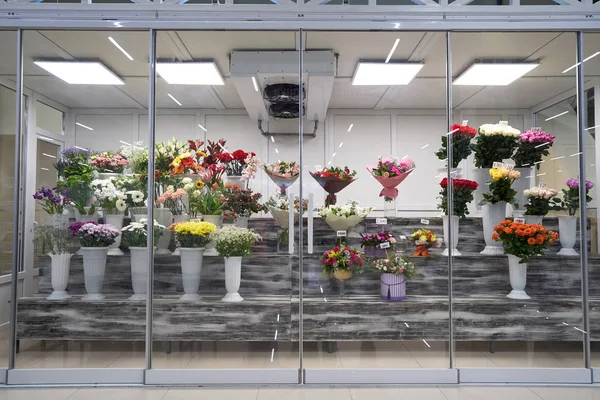 Flores para venda em uma sala fria especial com ar condicionado. Frigorífico de flores — Fotografia de Stock