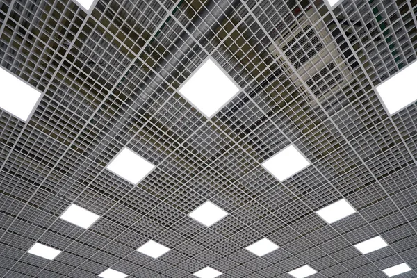 Illuminazione a soffitto sotto forma di quadrati in una grande stanza in un centro commerciale o un magazzino — Foto Stock