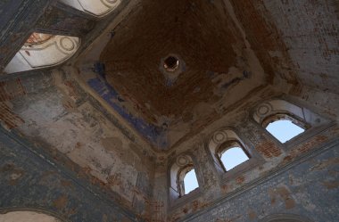 Terk edilmiş bir kilisenin içindeki yüksek kulede pencereleri olan bir tavan.