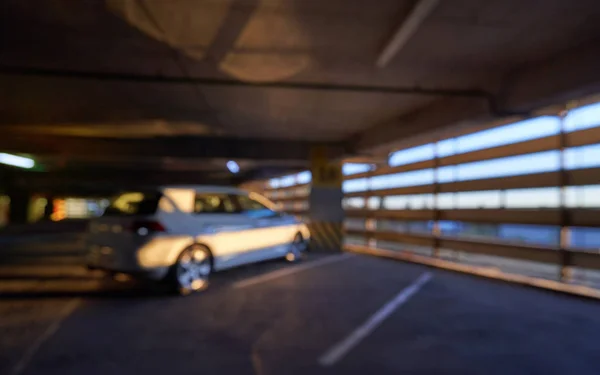 Imagen desenfocada y fondo borroso, coches y rayos de sol en un aparcamiento especial en el centro comercial . — Foto de Stock