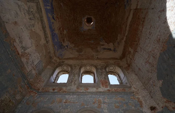 Plafond avec fenêtres dans une grande tour à l'intérieur d'une église abandonnée — Photo