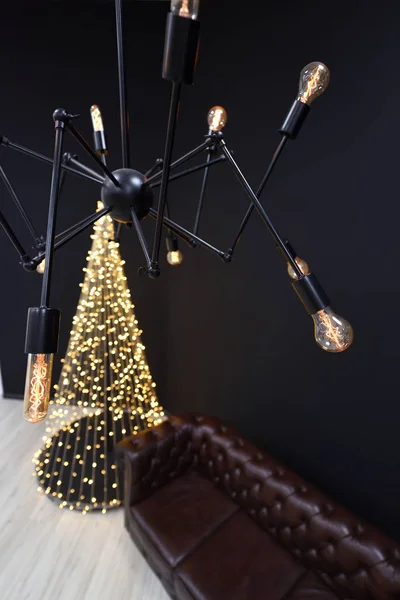 Διακόσμηση στυλ Loft της Πρωτοχρονιάς ενάντια σε ένα μαύρο τοίχο, ένα tr Χριστούγεννα — Φωτογραφία Αρχείου