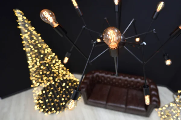 Arredo in stile loft di Capodanno contro un muro nero, una tr di Natale — Foto Stock