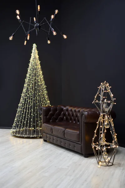 Nyår Loft-stil inredning mot en svart vägg, en jul tr — Stockfoto