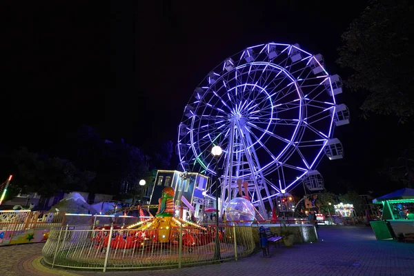 Parc Attractions Nuit Avec Une Roue Ferris Des Carrousels — Photo