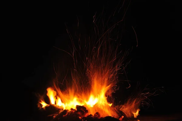 Vlam Van Een Brandend Vuur Met Vonken Nacht Een Zwarte — Stockfoto