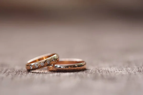 Anéis Diamante Casamento Estão Uma Superfície Tecido Com Uma Textura — Fotografia de Stock