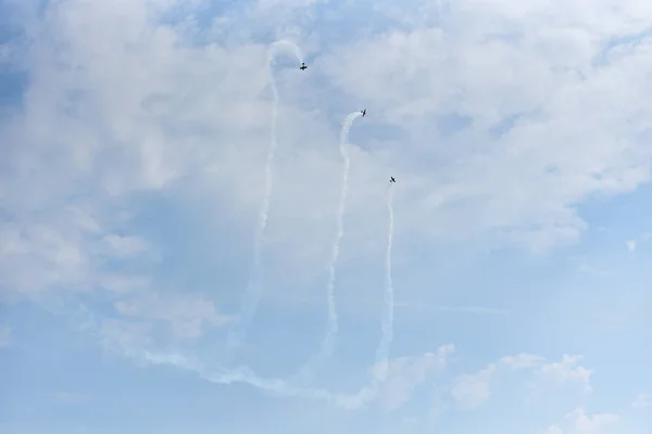 Airshow Equipe Aeróbica Russa Avião Pistão Com Hélices Contra Céu — Fotografia de Stock