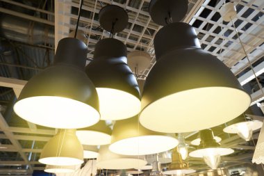 Çeşit çeşit tavan lambaları. Işıkçı. Endüstriyel ve tavan arası tarzı güzel lambalar mağazada satılıyor..