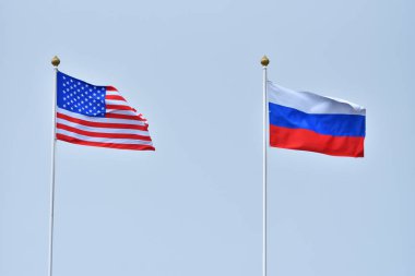 Rusya ve Amerika Birleşik Devletleri 'nin güzel ve parlak bayrakları gökyüzüne karşı. İşbirliği ve dostluğun sembolü olarak Rusya ve Amerika 'nın bayrakları