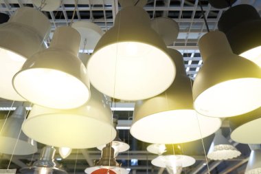 Çeşit çeşit tavan lambaları. Işıkçı. Endüstriyel ve tavan arası tarzı güzel lambalar mağazada satılıyor..