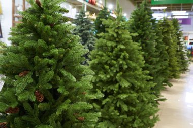 Birçok yapay Noel ağacı satışı mağaza dekorunun köşkünde bir numara.