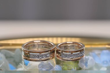 Cam bir yüzeyde yansımalı elmas yüzükler. Çok yakın çekim makro