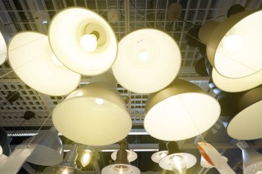 Çeşit çeşit tavan lambaları. Işıkçı. Endüstriyel ve tavan arası tarzı güzel lambalar mağazada satılıyor..