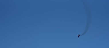 Temiz mavi gökyüzünün arka planında Rus savaş uçağı.