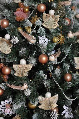 Farklı oyuncaklarla süslenmiş Noel ağacı.