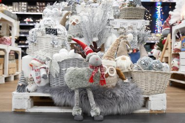 Noel ağacı için geyik, gri fare, cüce ve topların satıldığı mağazada raflar ya da dekorlu bir mağazada yeni yıl ağacı.