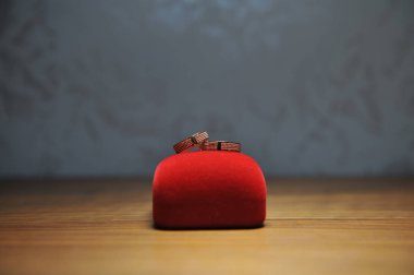 Güzel alyanslar kırmızı bir kutunun üzerinde duruyor. Yakın çekim, makro