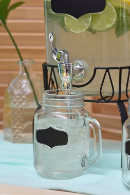 Ahşap duvarın arkasındaki limonata barı. Limonlu ve naneli limonata.