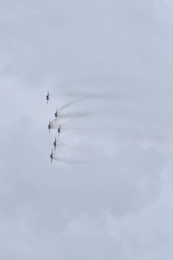 Gri gökyüzünün arka planında bulutlu altı Rus savaş uçağından oluşan bir grup.