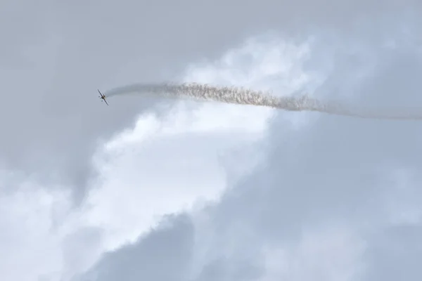Легкий Поршневий Літак Летить Під Час Авіашоу Прекрасному Небі Хмарами — стокове фото