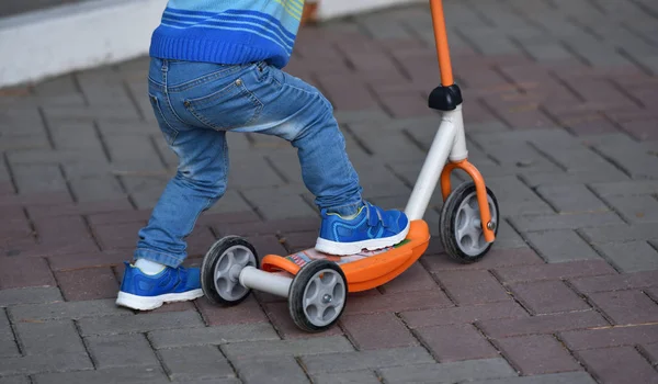 Garçon Enfant Jeans Bleus Baskets Scooter — Photo