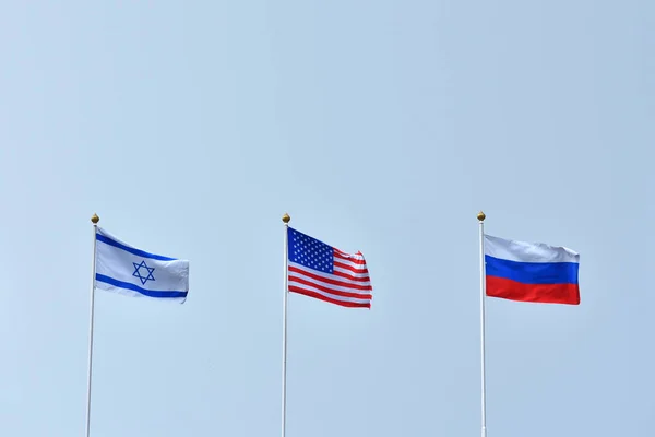 Красивые Яркие Флаги России Израиля Соединенных Штатов Америки Против Неба — стоковое фото