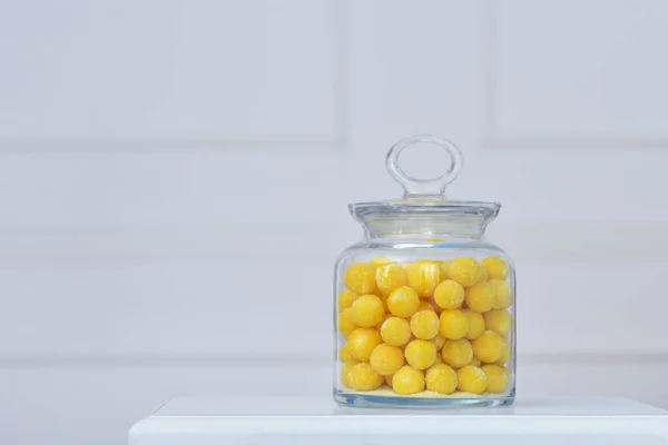Piękne Świeże Żółte Smoczki Cukrowe Przechowywane Szklanym Przezroczystym Słoiku Tle — Zdjęcie stockowe