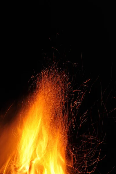 Φλόγα Φωτιάς Που Καίει Σπίθες Νύχτα Μαύρο Φόντο — Φωτογραφία Αρχείου