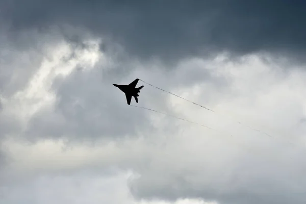 Zwart Silhouet Van Een Gevechtsvliegtuig Tegen Lucht Met Wolken — Stockfoto