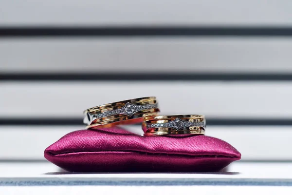 Belos Anéis Ouro Casamento Estão Pequeno Travesseiro — Fotografia de Stock