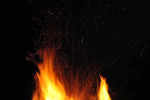 Φλόγα Φωτιάς Που Καίει Σπίθες Νύχτα Μαύρο Φόντο — Φωτογραφία Αρχείου