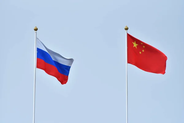 China Und Russland Schwenken Gemeinsam Die Flagge Wind Vor Dem — Stockfoto