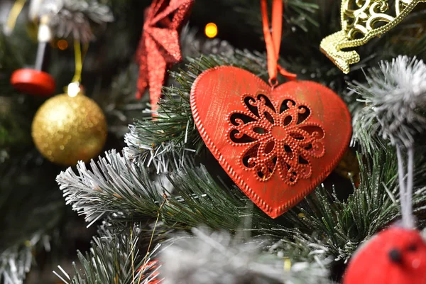 Decoración Roja Del Corazón Colgando Árbol Navidad — Foto de Stock