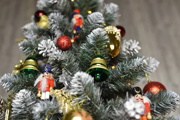 Decoración Forma Campanas Bolas Galletas Nuez Colgando Árbol Navidad —  Fotos de Stock