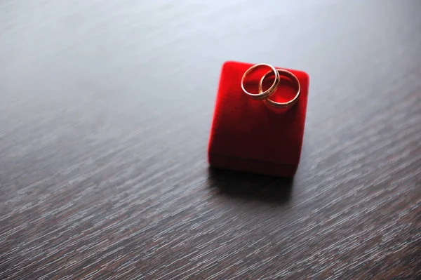 Belos Anéis Diamantes Ouro Casamento Jazem Uma Caixa Vermelha Close — Fotografia de Stock