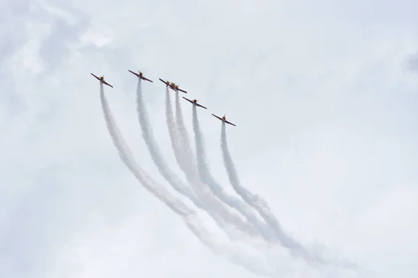 Airshow Equipe Aeróbica Russa Avião Pistão Com Hélices Contra Céu — Fotografia de Stock