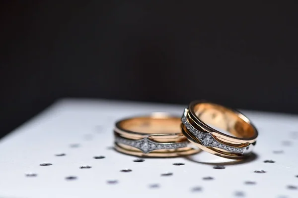 Lindo Casamento Anéis Diamante Ouro Jazem Uma Superfície Caixa Branca — Fotografia de Stock