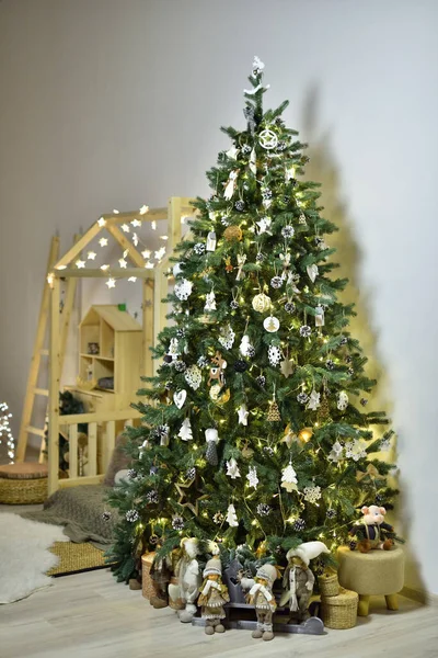 Gran Árbol Navidad Decorado Con Juguetes Gnomos Una Sala Juegos —  Fotos de Stock