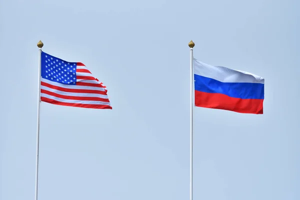 Красивые Яркие Флаги России Соединенных Штатов Америки Против Неба Флаги — стоковое фото
