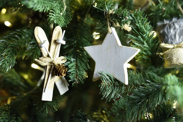 Hermosa Estrella Madera Pequeña Decoración Esquí Colgando Árbol Navidad —  Fotos de Stock