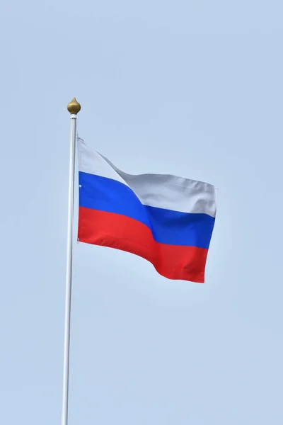 Яркий Флаг Российской Федерации Против Неба — стоковое фото