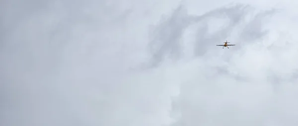 Leichtes Kolbenflugzeug Fliegt Während Einer Flugshow Einem Schönen Himmel Mit — Stockfoto